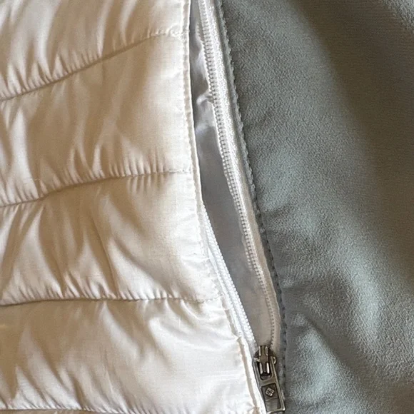 Columbia White and Gray Women's Puffer Jacket (Water Repellent) SZ: 2X - Picture 7 of 15